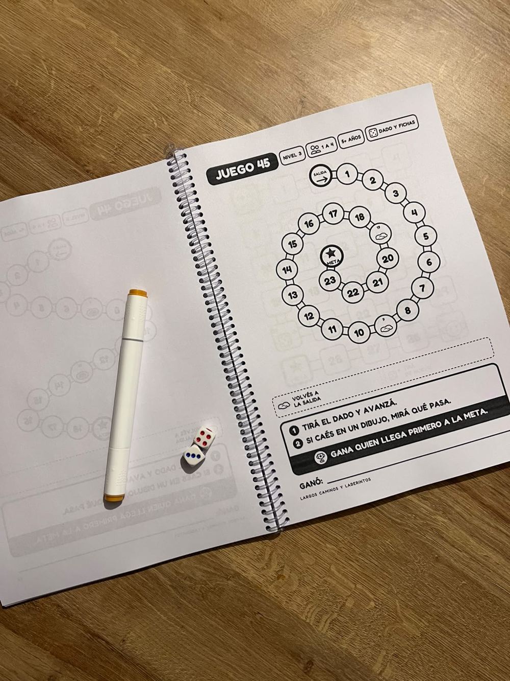 Juego 45 abierto, un recorrido en espiral con casilleros numerados, al lado un marcador y dos dados